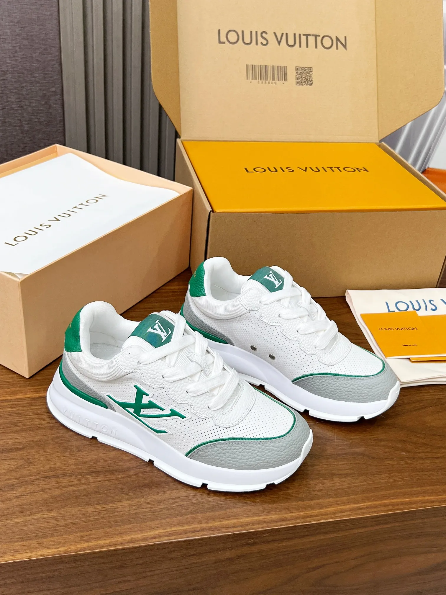 👟👟Ex-factory price 680👟👟 Men's size +10 LV Louis Vuitton L Jialu brand thick-soled casual couple sneakers🔥🔥🔥 Made of smooth cow leather and elegant design, can be easily integrated into various styles. The eye-catching LV letters are marked on the side of the shoe, and the lightweight rubber outsole is embellished with the Vuitton logo ▪️ Sole thickness: 4CM. The counter specializes in the latest casual shoes and new hard goods 🆕 ❥Purchase level! Full of high-end feel! A popular model among bloggers at home and abroad, it’s retro and fashionable and looks amazing on your feet! Wear a lot of happiness! The official website’s main recommendation★ ▪️Upper: Original custom-made imported calfskin fabric ▪️Inner lining: breathable gauze imported from Italy ▪️Outsole: rubber foam ➕tpu high-end outsole ▪️Shoe size: women’s 35-41, (women’s 41 is custom-made). Men's clothing 39-46 (45-46 customized).